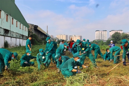 Ban CHQS quận Gò Vấp ra quân vệ sinh môi trường