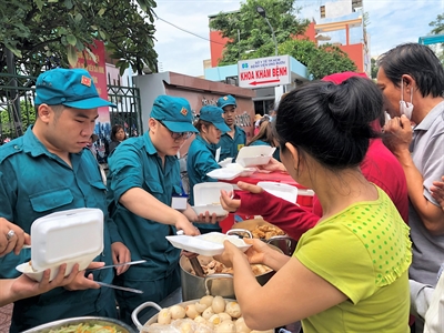 Những suất cơm nghĩa tình của LLVT quận Bình Thạnh