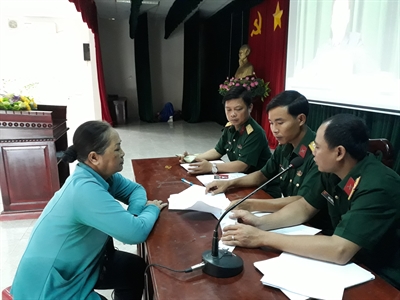 Ban CHQS huyện Đức Hòa chi trả trợ cấp cho đối tượng chính sách