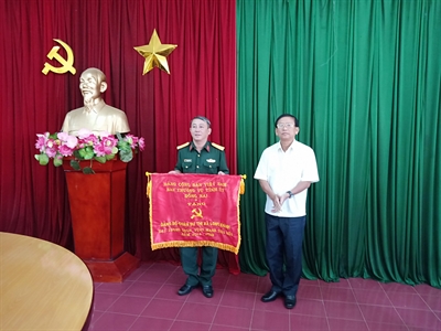​Đảng bộ Quân sự thành phố Long khánh được tặng cờ trong sạch vững mạnh tiêu biểu