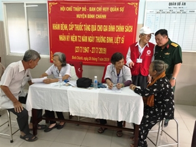 Ban chỉ huy quân sự huyện Bình Chánh tặng quà nhân dịp 27-7