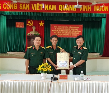 Trung tướng Trần Hoài Trung thăm, nắm tình hình thực hiện nhiệm vụ của Ban CHQS huyện Cần Giờ