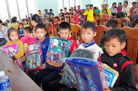 Trung đoàn 726 (Binh đoàn 16) tặng gần 200 cặp sách cho học sinh nghèo vượt khó