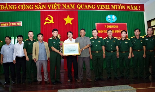 Binh đoàn 16 trao tiền hỗ trợ đồng bào nghèo mua bò giống tại tỉnh Đắc Nông