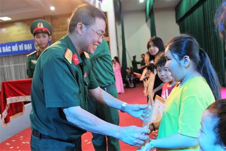 Bộ CHQS tỉnh Đồng Nai tổ chức “Đêm hội trăng rằm” và tuyên dương học sinh “Học giỏi sống tốt” năm 2019