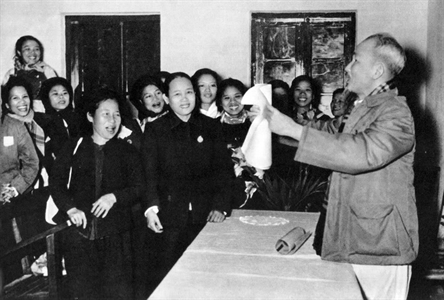 Từ xưa đến nay, từ Nam đến Bắc, từ trẻ đến già, phụ nữ Việt Nam ta thật là anh hùng