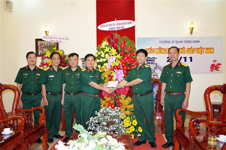 Bộ CHQS tỉnh Bình Dương thăm, chúc mừng các trường nhân Ngày Nhà giáo Việt Nam
