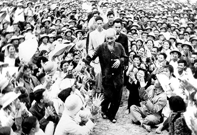 “Đoàn kết là sức mạnh. Toàn Đảng, toàn quân, toàn dân đoàn kết chặt chẽ xung quanh Trung ương”