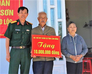 Thành phố Bảo Lộc, tỉnh Lâm Đồng bàn giao nhà "Nghĩa tình quân - dân" cho cựu thanh niên xung phong