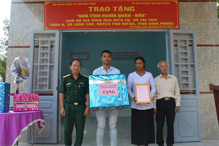 Bộ CHQS tỉnh Bình Phước tặng “Nhà tình nghĩa quân – dân” tại huyện Phú Riềng