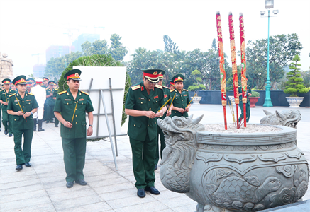 Bộ Tư lệnh Quân khu 7 Viếng nghĩa trang liệt sĩ Thành phố Hồ Chí Minh
