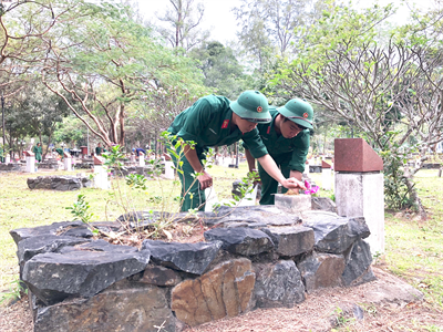 LLVT huyện Côn Đảo tổng vệ sinh Nghĩa trang Hàng Dương