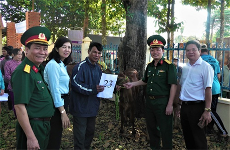 Binh đoàn 16 tặng bò giống cho các hộ nghèo tại tỉnh Bình Phước
