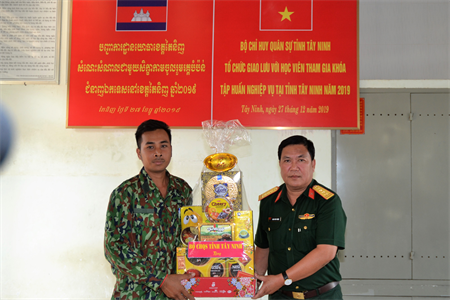 Bộ CHQS tỉnh Tây Ninh thăm học viên Campuchia