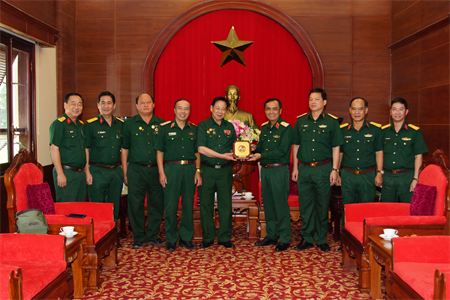 Ban liên lạc Cựu chiến binh Quân giải phóng miền Đông Nam bộ tỉnh Bắc Giang thăm Quân khu 7
