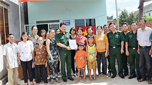 Gắn kết tình quân dân nơi xứ đạo