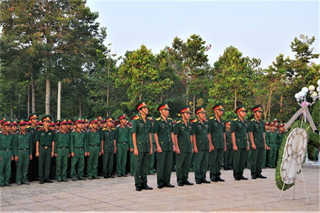 Trung đoàn 5 tổ chức chiến sĩ mới dâng hương Tượng đài các Anh hùng liệt sĩ Sư đoàn 5