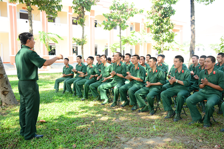 Bồi dưỡng “kỹ năng mềm” cho chiến sĩ mới