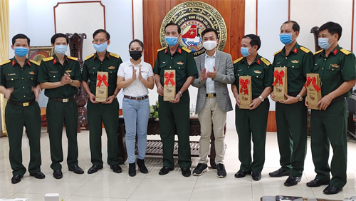 Công ty TNHH Ong Mật TRACYBEE tặng dược phẩm phòng chống dịch Covid-19 cho Bộ Tư lệnh Quân đoàn 4