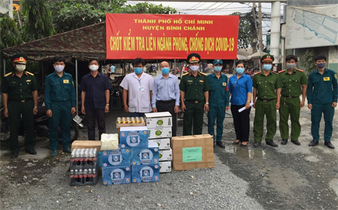 Lãnh đạo huyện Bình Chánh thăm, động viên các chốt  kiểm tra phòng, chống dịch Covid-19