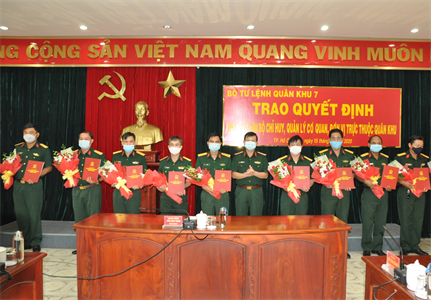 Bộ Tư lệnh Quân khu 7 trao quyết định nhân sự cán bộ chỉ huy cơ quan, đơn vị trực thuộc Quân khu