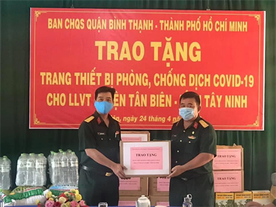 LLVT quận Bình Thạnh tặng trang bị, vật tư y tế cho Ban CHQS huyện Tân Biên