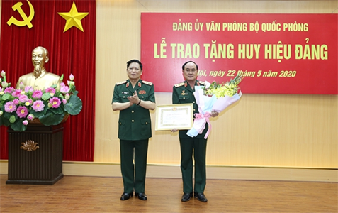 Trao Huy hiệu 40 năm tuổi Đảng tặng Thượng tướng Trần Đơn