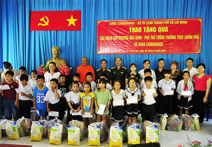 Trao quà của Phó Thủ tướng Chính phủ cho đồng bào Khmer tại Cần Giờ