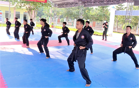 Lực lượng vũ trang tỉnh Bình Dương thi đua rèn luyện thể lực