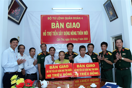 Quân đoàn 4 tặng kinh phí xây dựng 2 nhà tình nghĩa, nhà đại đoàn kết