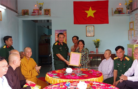 Bàn giao nhà nghĩa tình quân - dân