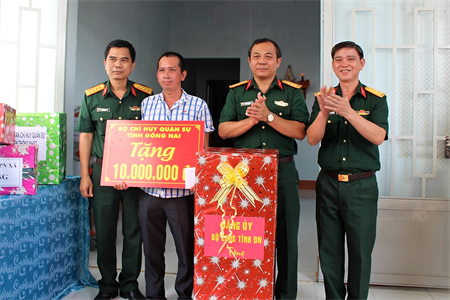 Bộ Tư lệnh TP Hồ Chí Minh và Bộ CHQS tỉnh Đồng Nai bàn giao nhà tình nghĩa quân - dân tại huyện Thống Nhất
