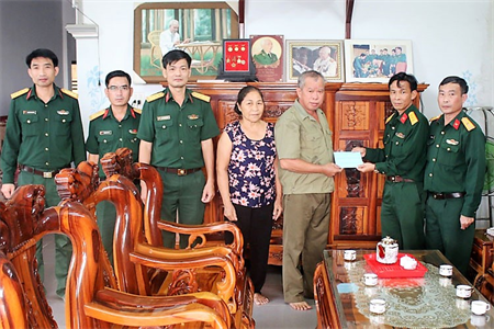 Bộ CHQS tỉnh Lâm Đồng thăm thân nhân cụ Tô Đình Cắm
