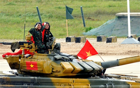 Không khí vỡ òa trên khán đài ở Alabino khi xe tăng Việt Nam về nhất