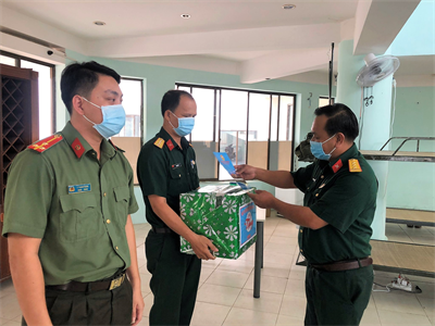 Bộ CHQS tỉnh BR-VT thăm, tặng quà các lực lượng làm nhiệm vụ tại các cơ sở cách ly phòng chống dịch Covid-19