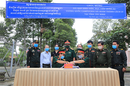 ​Quân khu 7 phối hợp bàn giao học viên Campuchia sau cách ly