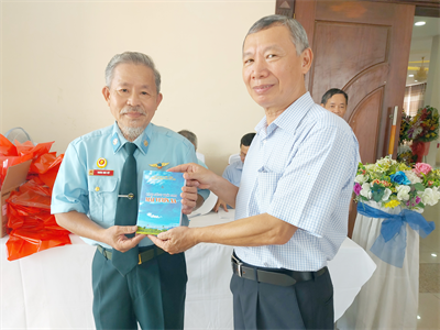 Ra mắt sách “Cánh sóng trời Nam mãi vươn xa”