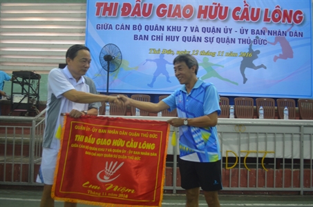 Bộ Tư lệnh Quân khu 7 và Quận ủy, UBND quận Thủ Đức, thành phố Hồ Chí Minh giao hữu cầu lông