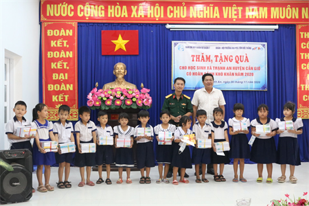 ​Ban CHQS Quận 7 tặng quà cho các em học sinh nghèo xã Thạnh An