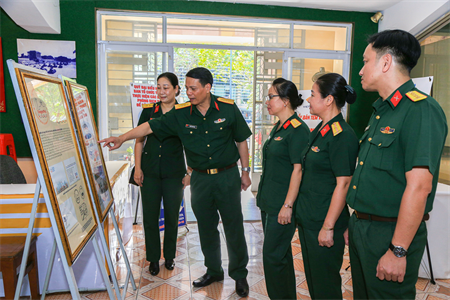 Đại tá Nguyễn Công Anh tham quan triển lãm tem bưu chính khu vực Nam Bộ năm 2020