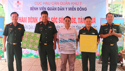 Bệnh viện Quân dân y miền Đông tăng cường gắn kết tình quân dân