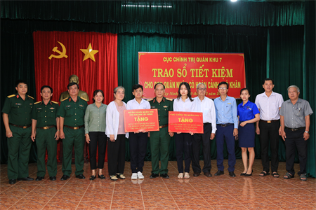 Cục Chính trị Quân khu 7 trao quà hỗ trợ gia đình quân nhân có hoàn cảnh khó khăn