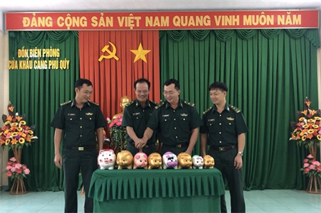 Đập “Heo đất tiết kiệm” tặng quà cho người nghèo