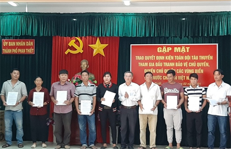 Thành phố Phan Thiết, tỉnh Bình Thuận gặp mặt, tặng quà chủ phương tiện tàu thuyền