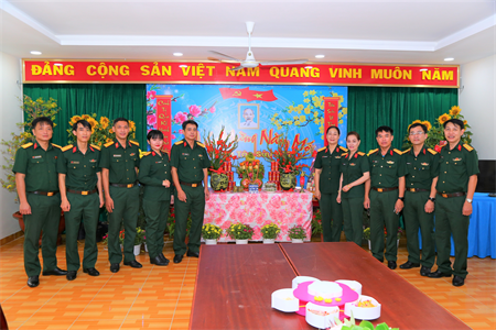 Cục Chính trị Quân khu 7 chấm thi trang trí bàn thờ Tổ quốc