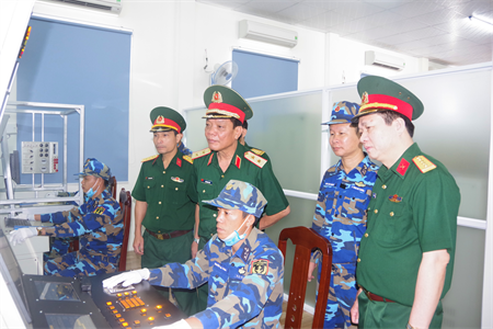 Trung tướng Ngô Minh Tiến thăm, kiểm tra Vùng 2 Hải quân