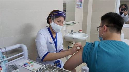 Những cán bộ y tế tiêm vaccine Covid-19 đầu tiên có sức khỏe tốt