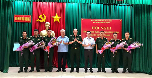 Bàn giao nhiệm vụ Chỉ huy trưởng Ban CHQS Quận 7