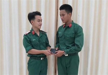 Binh nhất Võ Tá Lộc trả lại tài sản cho người đánh mất