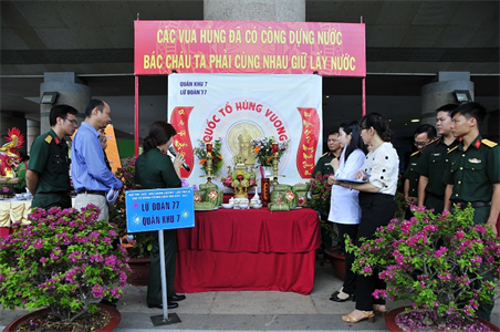 Sôi nổi Hội thi gói - nấu bánh chưng mừng Giỗ Tổ Hùng Vương